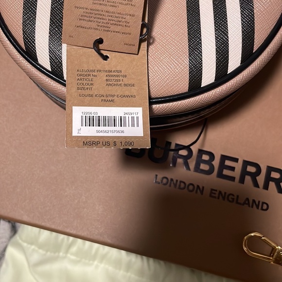 Burberry purse - Picture 3 of 3